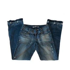 Lågmidjade jeans - LÅGMIDJADE JEANS FRÅN ONLY         SKICK: Byxorna är i bra skick och har inga defekter.    MÅTT: Midjemåttet: 82cm Innerbensmått: 84cm