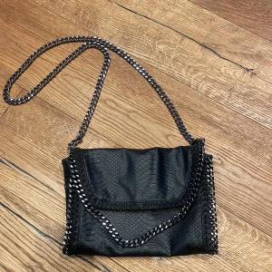 väska - snygg trendig svart väska, sälja pga att den inte kommer till användning💕