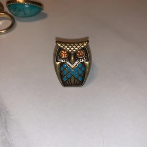 Ring - Den är mammas gammla ring från när hon var liten. Säljer den för den är för liten där jag vill ha den