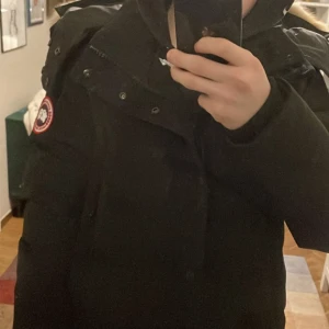 Canada goose jacka  - Säljer min väns canada goose jacka han vill sälja den eftersom den är för stor för han köpt från canada goose för 11 000kr 