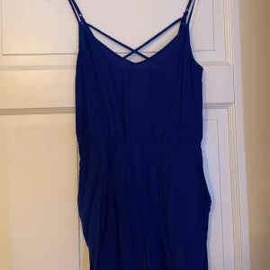 Playsuit från H&M  - Använd max 5-6 ggr, storlek 40 men väldigt liten i storleken. Ordinarie pris 89kr men säljs för 59 kr ink frakt.