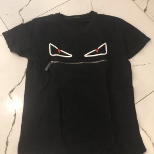 Fendi t shrit  - Fendi t shirt / äkta