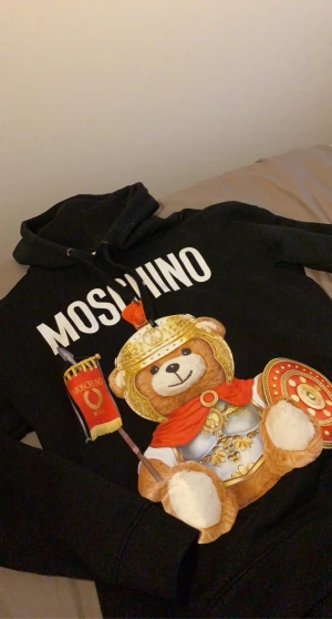 Moschino  - Oanvänd moschino tröja 