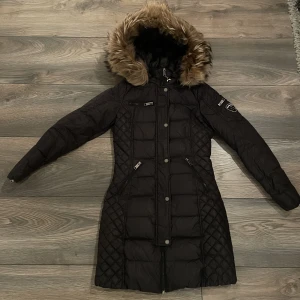 Rock And Blue jacka  - Säljer nu fin fina Rock And Blue jacka! Strl: 34  Svart  Lång jacka  Med äkta ludd   Köparen står för frakten!