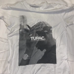 Tupac t-shirt - Bra skick 
