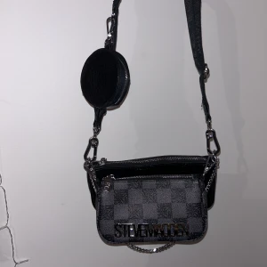 Steve Madden  - Handväska från Steve Madden, avtagbara väskor så att man kan göra om väskan så man önskar. Oanvänd  Nypris strax över 1000:-