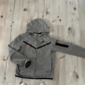 Nike tech fleece grå - En Nike tech fleece i bra skicka skulle ge den en 8,5/10