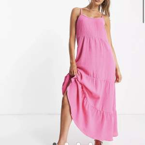 Super söt rosa långklänning från asos, använd en gång så är i bra skick💗