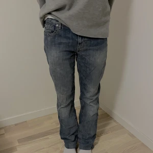 Lågmidjade jeans - Säljer dessa as snygga jeans från Alberto!! De är lågmidjade, straight och nypris låg runt 1500🖤