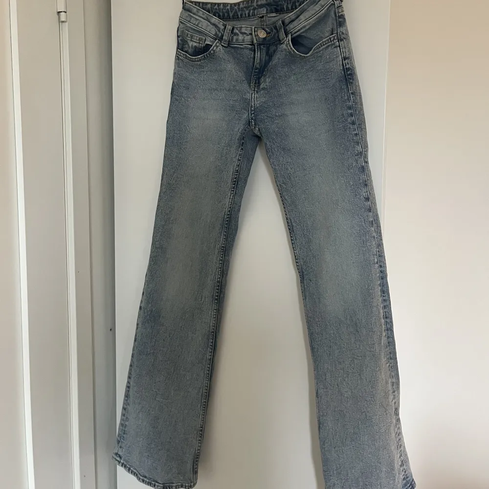 Mina favoritjeans som jag tyvärr vuxit ur. Väl använda men i gott skick. Jag är 170 cm lång och byxorna var i perfekt långd för mig <3. Jeans & Byxor.