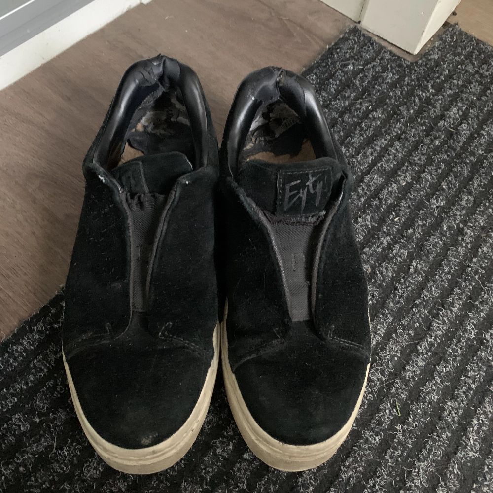 Säljer mina svarta eytys pga ska köpa annan färg, dom är väl använda och slitna bak i skon men det skulle man kunna fixa lätt. Jag har storlek 38 men dessa passar mig som är i storlek 37. Skor.