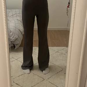 ett par jättefina utsvängda gråa leggings från h&m som jag säljer för att de tyvär är för långa för mig!
