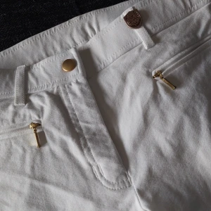 Tävlingsbyxor i nyskick - Lauria Garrelli. Tävlingbyxor i nyskick!!  Inga synliga fläckar eller sprickor i texten.  