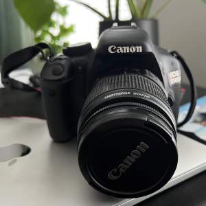 Canon Kamera eos 550D 📸 Superfin utan speciella repor, fungerar som den ska och kameran är superbra som första kamera.   Laddare, batteri, objektiv och Hoya HD UV filter medföljer. Rekommenderar att hämta upp.