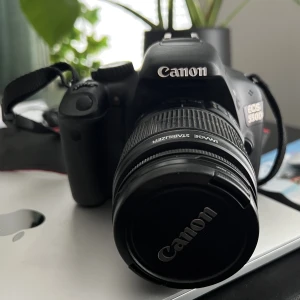 Canon eos 550D - Canon Kamera eos 550D 📸 Superfin utan speciella repor, fungerar som den ska och kameran är superbra som första kamera.   Laddare, batteri, objektiv och Hoya HD UV filter medföljer. Rekommenderar att hämta upp.
