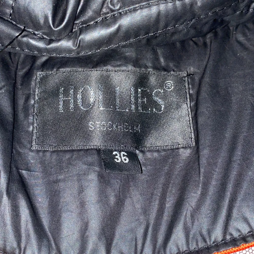 Hollies päls jacka i mycket bra skick! Köptes för 4000 tusen, säljs för 1500, pris går att diskuteras om.. Jackor.
