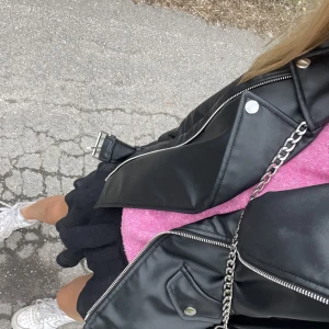 Stikad tröja  - Säljer min jätte fina rosa stickade tröja från veromoda💘 använts några gånger i sommras men är fortfarande jätte mysig!! 🙌🏼skriv för fler bilder🙌🏼 frakten betalas av köparen!