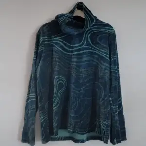 Supermysig och skön tröja i sammet med polokrage. Superfina mönster i olika nyanser av blått o grönt! Oanvänd!🦋