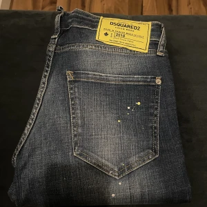 Jeans - Dsquared2  - Säljer mina Dsquared2 jeans som är icke autentiska och Oanvända för endast 449kr! Väldigt bra kvalité på dem, och de passar dig som är mellan (170-180cm) lång.