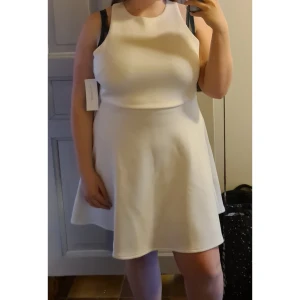 Vit studentklänning, Bubbleroom Calista storlek XL - Bubblerooms Calista i storlek XL, nypris 699 kr!  Jättefin vit klänning som jag köpte inför studenten men tyvärr var den för stor. Därför har jag endast provat den och alla lappar sitter kvar. Mycket strechigt material så passar även större storlekar.