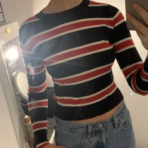 Randig långärmad  - Bra skick, röd, vit, mörkblå, inte så mycket använd