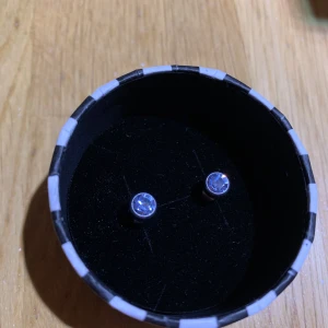Edblad silver örhängen - Jättefina örhängen från edblad i stainless stel med en blå sten 💕 Kommer ej till användning pga att jag inte bär silver! GRATIS FRAKT