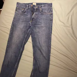Säljer dessa mörkblå Jeans:) Skick 10/10 Passform: Står Tapared Fit, men är som straight.