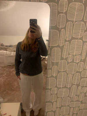 Linnebyxor - Säljer dessa linnebyxor från H&M storlek M. Köpt här på Plick och det är i väldigt bra skick nästan som nya. Jag är ca 170