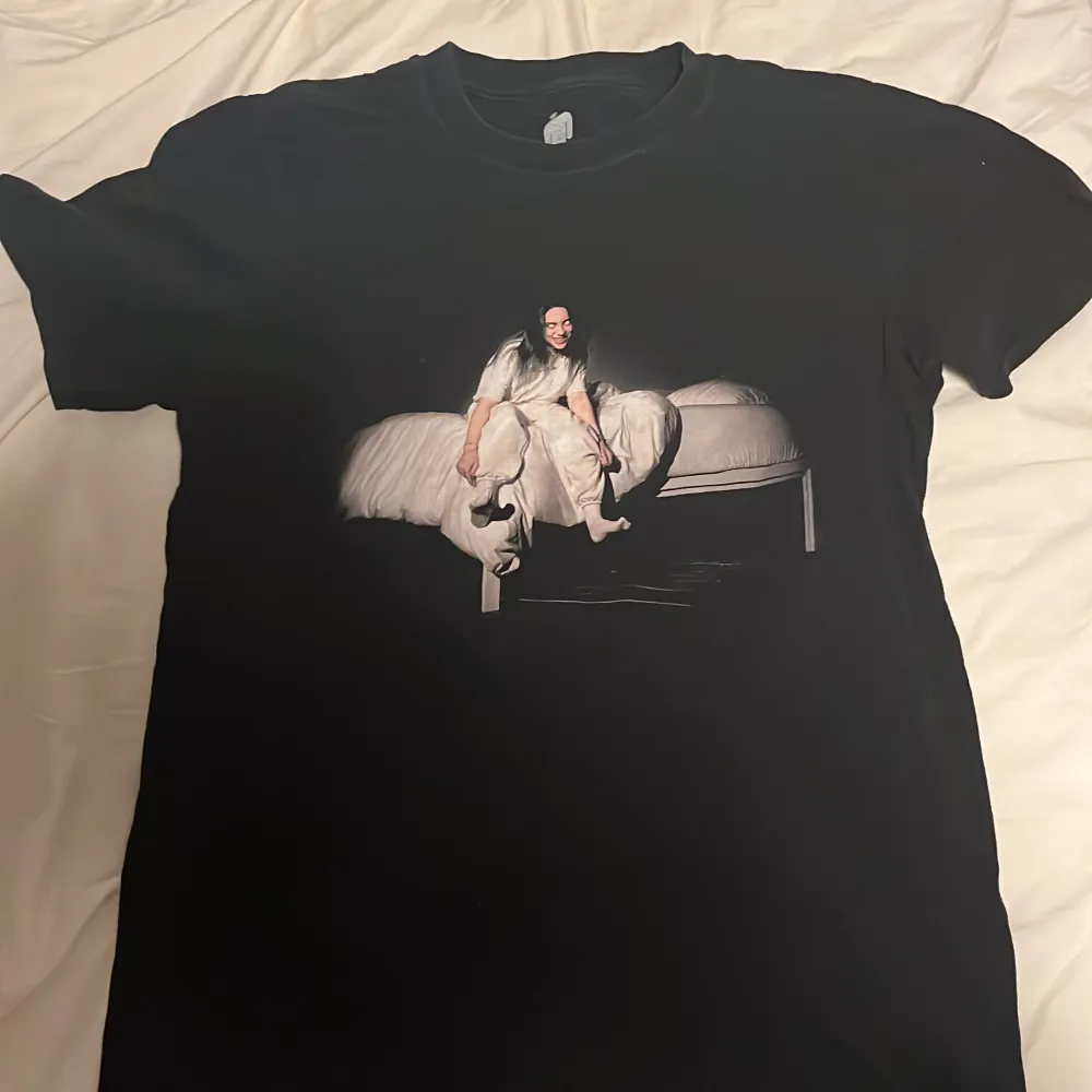 Billie Eilish t shirt som ej säljs längre på hennes hemsida så den är väldigt svår att få tag på. Den köptes för 3 år sen och är knappt använd. Den är i bra skick. Storlek S men skulle säga att den passar Xs också. T-shirts.