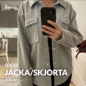 Jacka - Super snygg grå jacka/skjorta från gina tricot i strl XS, den har ett märke på armen kan gå bort i tvätten men är osäker (har inte provat). Använd 3/4 ggr 🥰