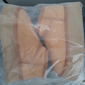 UGG 35-36 camel low mini  platform brown - Fake branding men är gjorda i äkta fårskinn & fårull, beige/camel färgade med 4 cm platå. passar dig bäst med en fotlängd på 22.5cm-23cm! Jag har EU 36 och då sitter dem perfekt. Kom med prisförslag. Glöm inte att kolla övriga annonser
