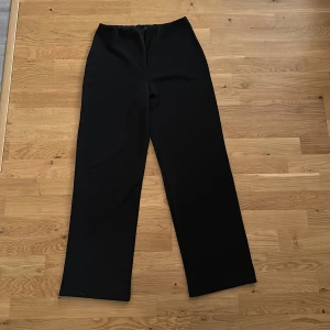 Straight Crepe Pant - Sköna, raka byxor från Nelly.  Hund finns i hemmet 