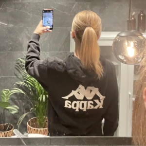 Kappa hoodie - Svart hoodie från kappa💗men som inte längre kommer till användning!
