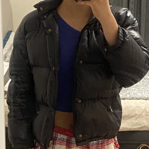 Moncler jacka - Marinblå monclerjacka som inte längre används. Det är i storlek 10 år men passar en XS/S. Dock blir armarna lite kortare. Jättefin jacka annars med en tunn inbyggd luva som lätt kan gömmas. Köptes på Plick men tjejen sa att hon köpte den på NK några år se