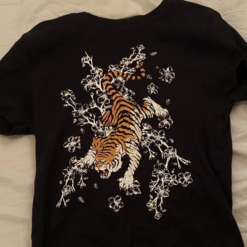 Svart magtröja med ett tiger tryck. Från new yorker i storlek ”L”. . T-shirts.