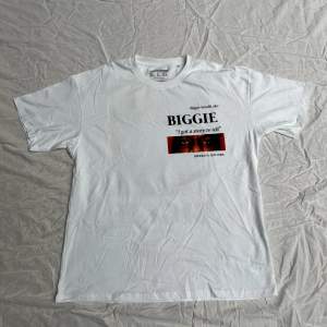 Vit t shirt med The Notorious B.I.G. tryck. Bara provad aldrig använd :)