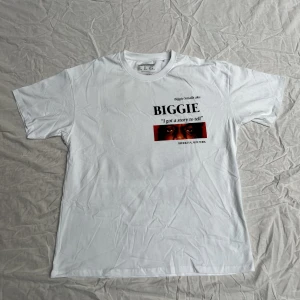 Biggie t shirt  - Vit t shirt med The Notorious B.I.G. tryck. Bara provad aldrig använd :)