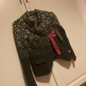 Säljer min odd Molly kofta - Säljer tröjan för att den är för liten. Den är i bra skick. Tar Swish och kontant och kan mötas upp.