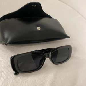 Solglasögon  - Söta solglasögon som verkar ha väldigt bra kvalitet. Änvända några få gånger men fortfarande i nyskick. Säljer då jag har flera andra solglasögon och dessa inte kommer till användning så ofta.