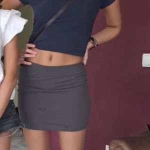 kjol - grå kortare tajt kjol! även skitsnygg som topp 😛