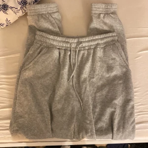 Grå mjukisbyxor - Super sköna grå mjukis! De är från shein där av det låga priset men det känns inte som dem är från shein!! Super bra kvalitet. De är i storlek S