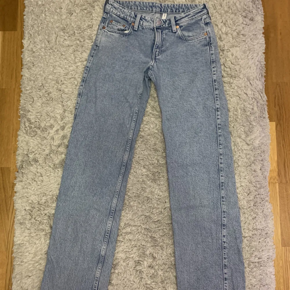 Säljer supersnygga Weekday jeans i modellen arrow low straight och färgen summer blue!😍Knappt använda och i riktigt bra skick!💕. Jeans & Byxor.