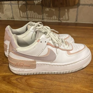 Nike air force 1 white/amethyst ash/pink oxford/rose whisper - Bra skick, pris kan diskuteras 