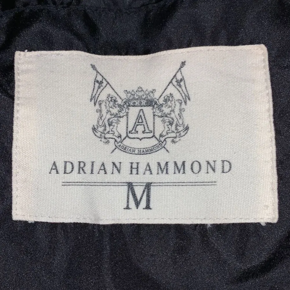 Adrian Hammond Lance Jacket Storlek: M/Medium Färg: Svart & Vit/Black & White  Sail racing, canada goose, parajumpers, woolrich, peak performance, Adrian hammond, Moose knuckles, moncler, fjällräven. Jackor.