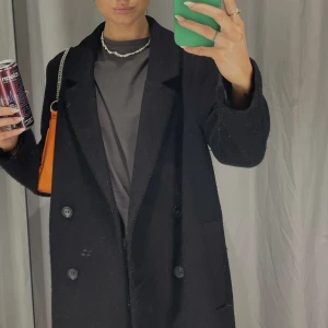 svart kappa från monki - säljer denna svarta kappa från monki för 200:-. köpt för ett år sedan för 800:-. storlek M. jag har vanligtvis S i jackor och denna sitter snyggt oversize på mig. möts upp i sthlm eller så betalar köparen frakt. 