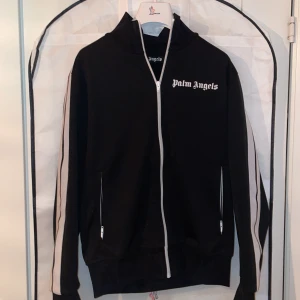 Palm Angles track jacket strl:M  - Säljer min Palm Angels zip tröja då jag tröttnat lite på den. Den är jätte bra skick (Inga slitningar eller fläckar) 
