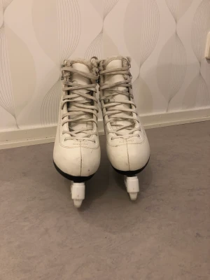 Skridskor  - Ett par jättefina skridskor som är väldigt varsamt använda, köpta för 500kr, frakt tillkommer 