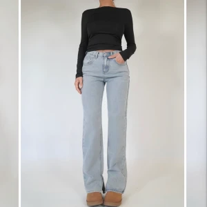 Jeans - Jeans i märket venderbys, köpta hör på Plick men använder inte. Ljusblåa med slits. 