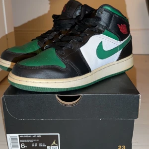 Jordan 1 - Nike Jordan 1 black/pine green/white storlek 38,5 passar mig perfekt som har storlek 36. Skorna är 100% äkta och köper för 2 år sen.✅