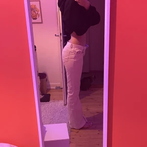 Låg midjade Manchester jeans - Bra skick, säljer för att dom är för små, det står att det är storlek 38 men men man kan ha den om man har 36 också